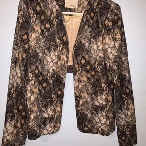 Blazer asymmetrical on the back.